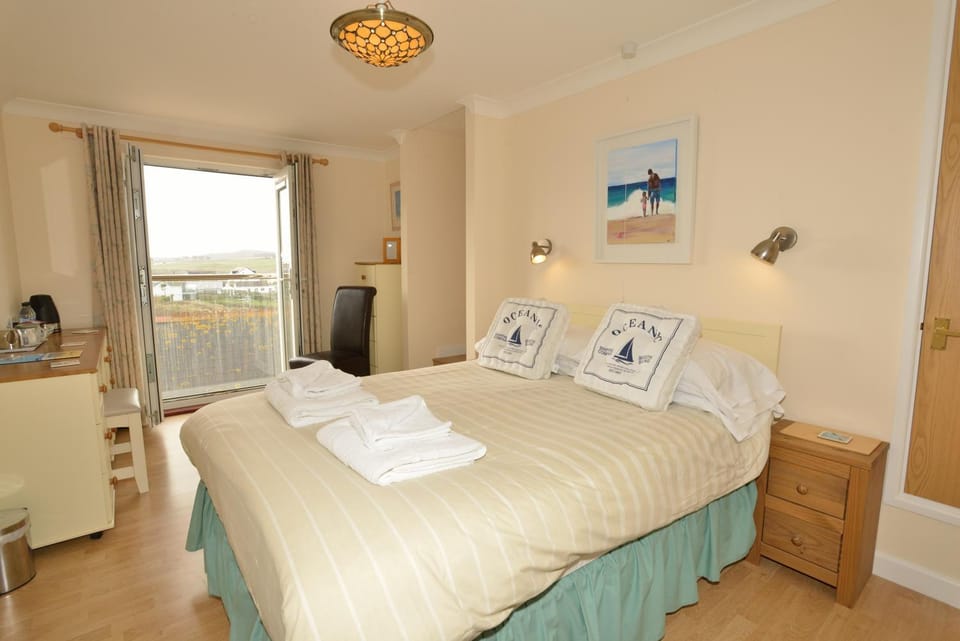 Bed, Coffee/tea facilities, Bedroom, Sea view