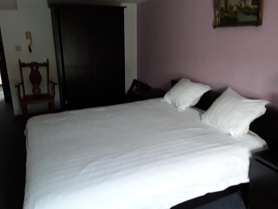 Le Jardin du Thé Bord de la Meuse Hotel in Wallonia, Belgium