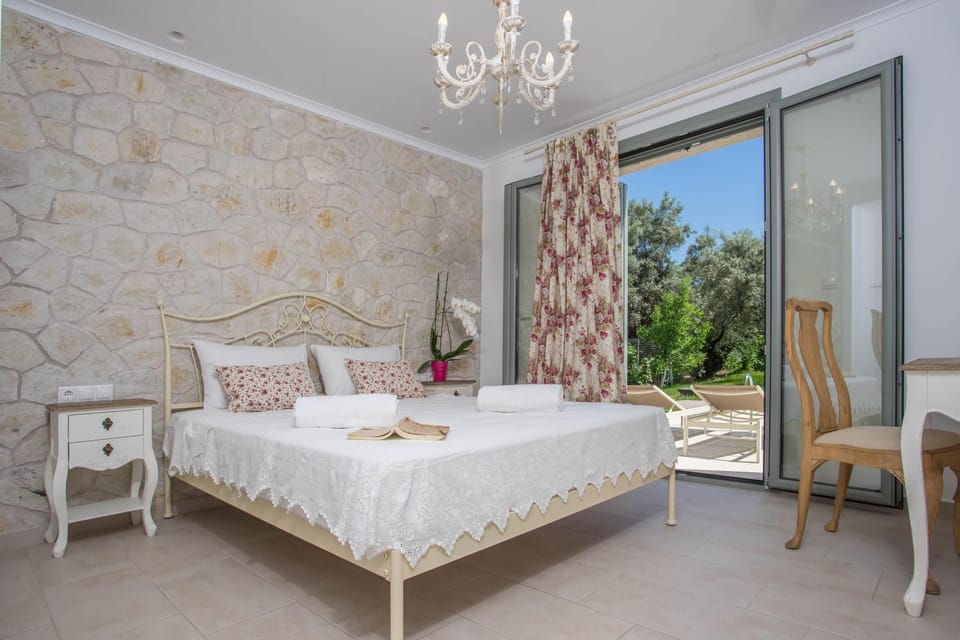 Photo of the whole room, Garden view, Pool view