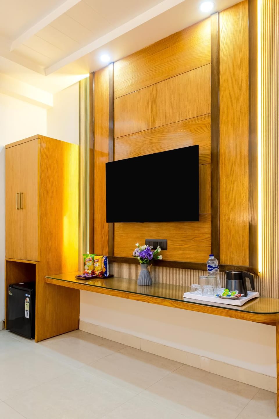 TV and multimedia, Evening entertainment, wardrobe