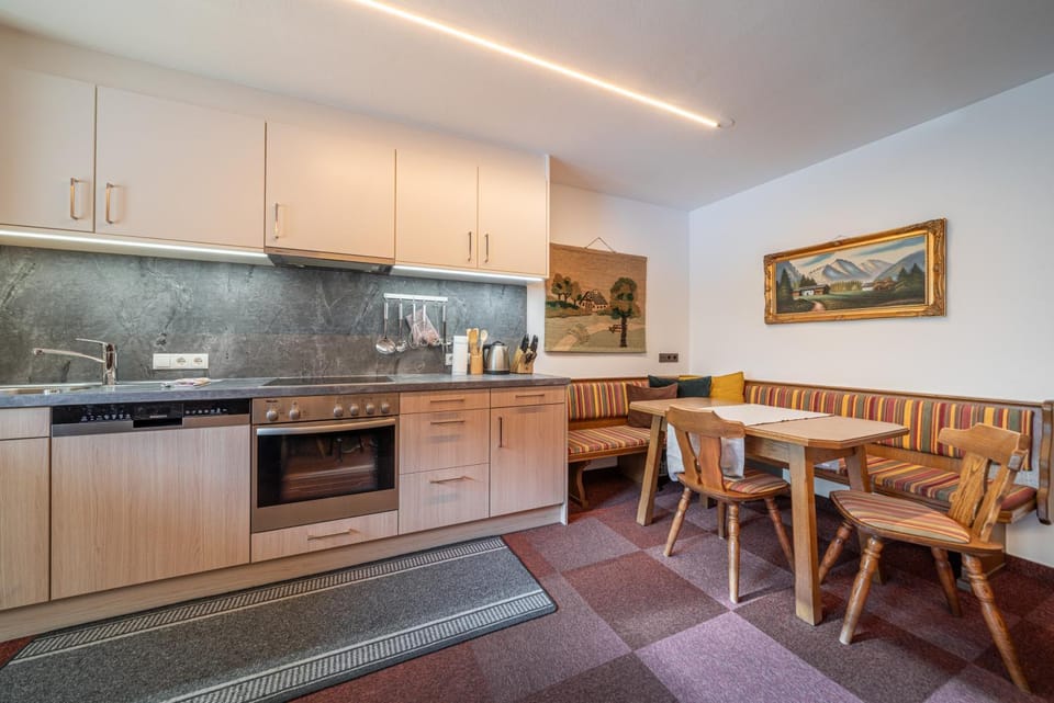 Kitchen or kitchenette, Dining area, stove