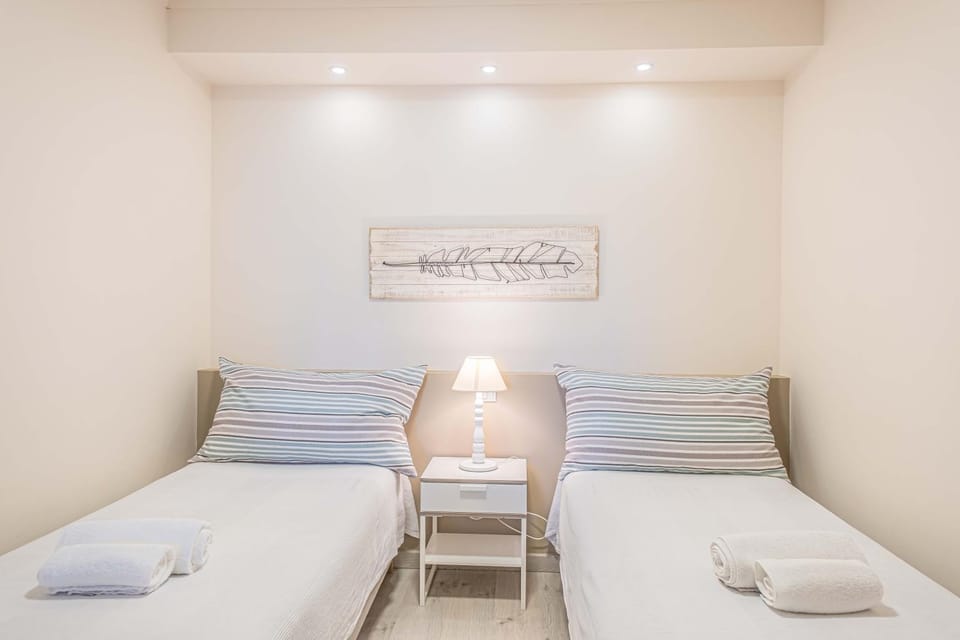 Bed, towels