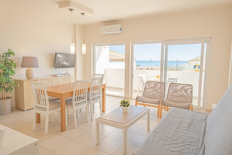 Communal lounge/ TV room, Living room, Dining area, Sea view, air conditioner