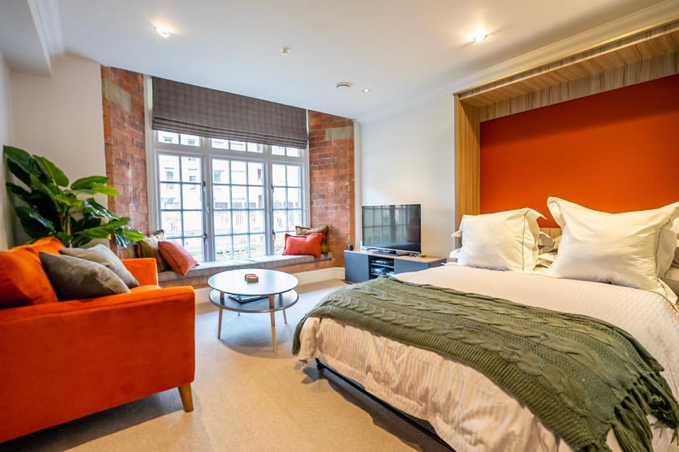 Bed, Seating area, Bedroom