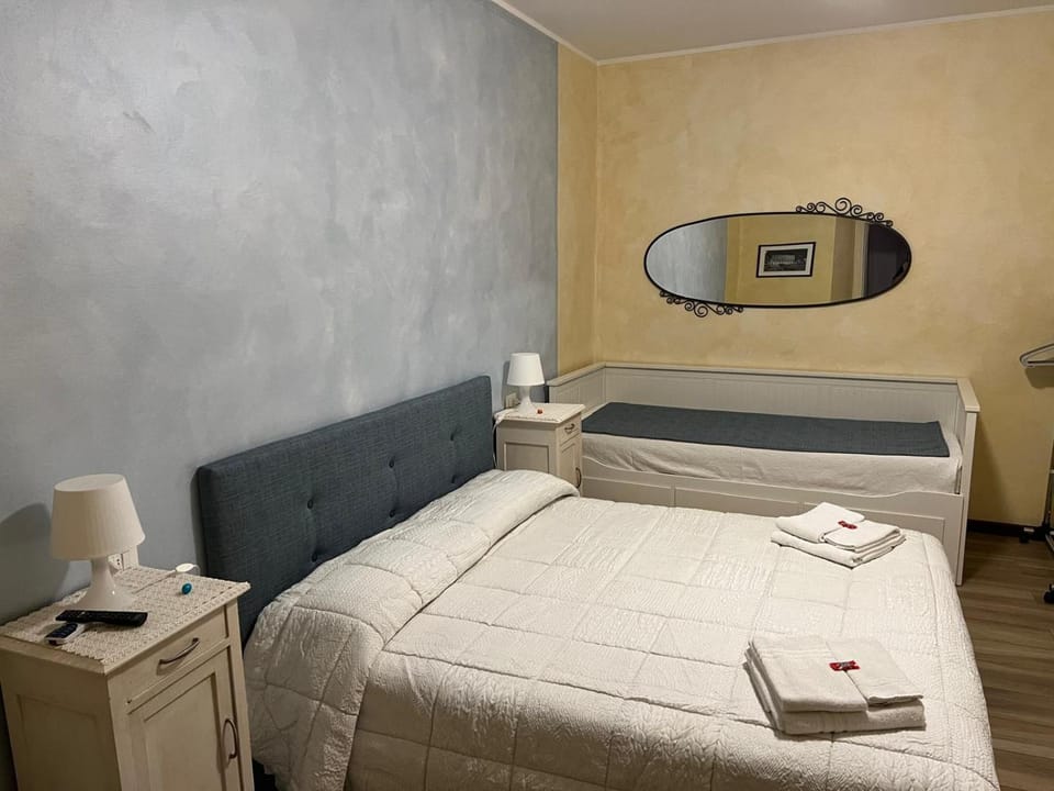 Bed, Photo of the whole room, towels