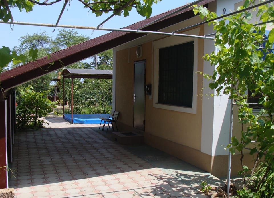 Patio, Facade/entrance