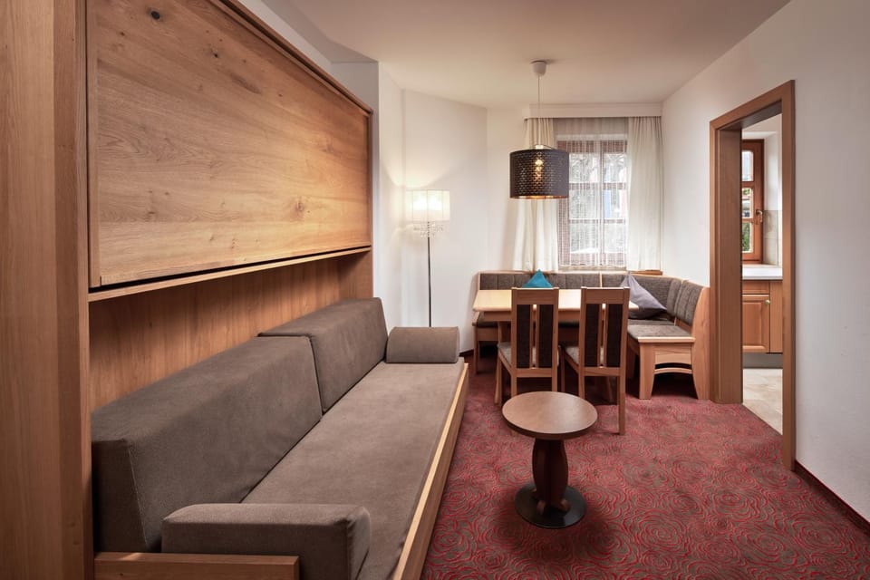 Seating area, Dining area