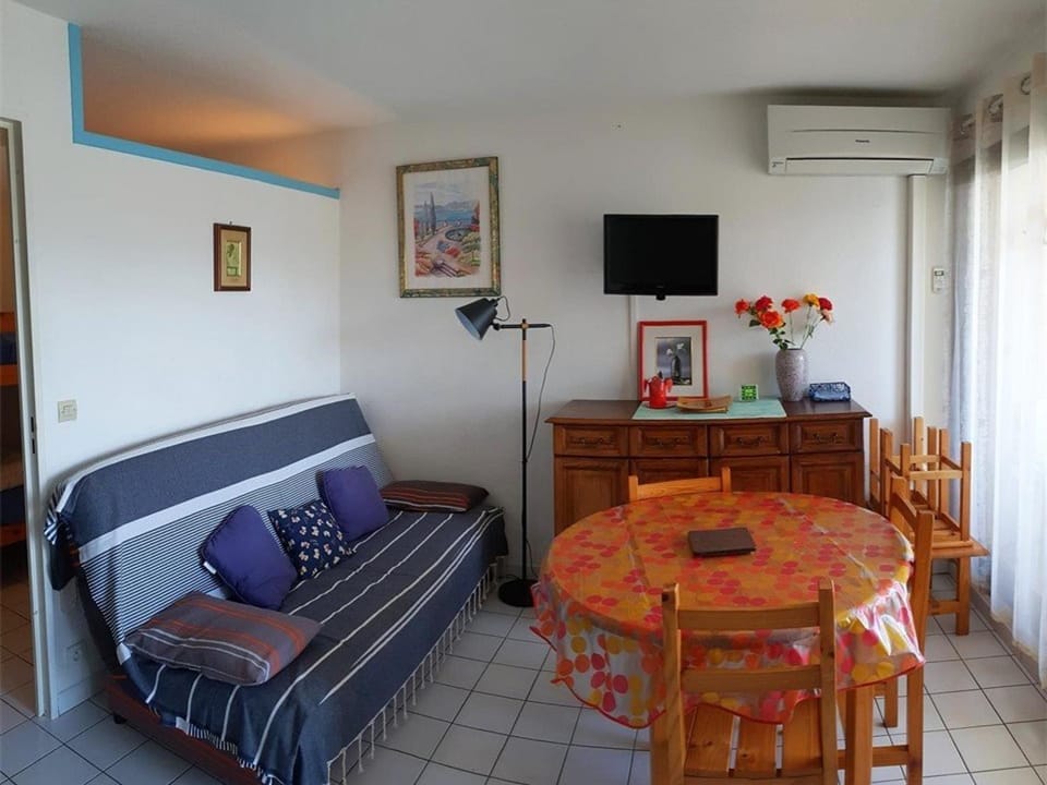 Appartement 2 Pièces Cabine 6 Pers. près Plage - Parking, Climatisation - FR-1-388-73 Cabin in Argeles-sur-Mer