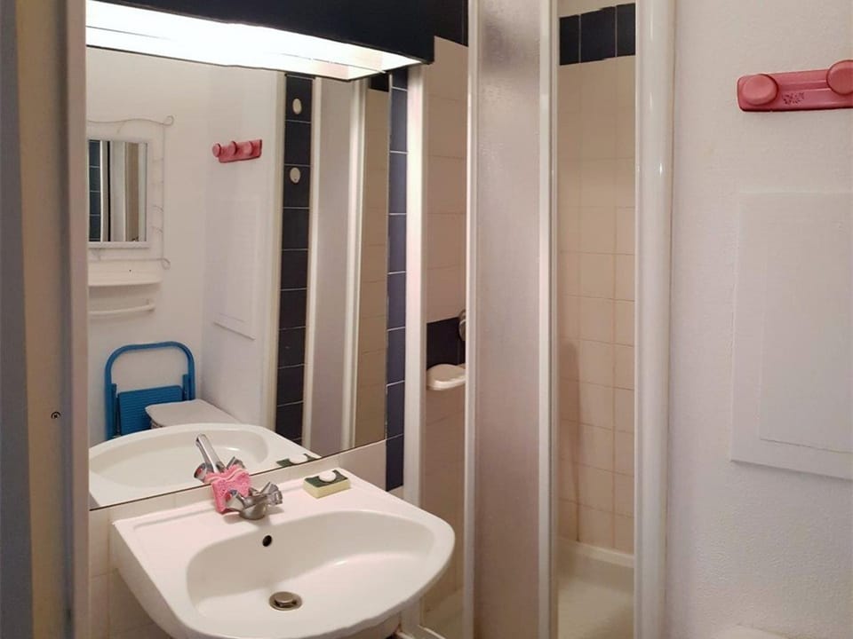 Appartement 2 Pièces Cabine 6 Pers. près Plage - Parking, Climatisation - FR-1-388-73 Cabin in Argeles-sur-Mer