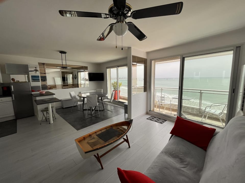 Appartement 2 chambres face plage avec parking, 3 étoiles - FR-1-197-376 Apartment in Les Sables-d'Olonne