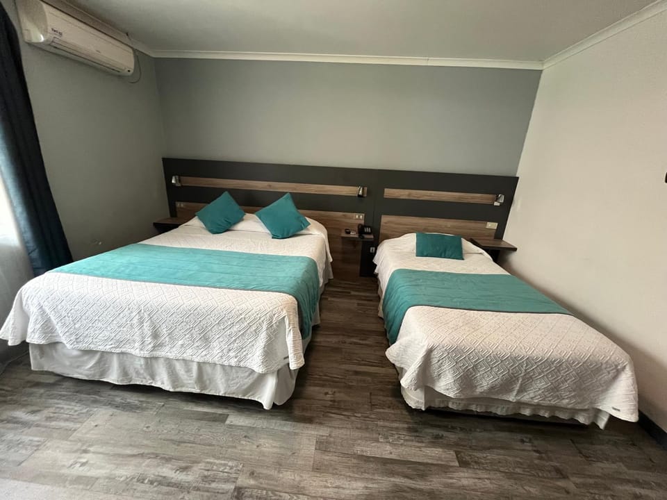 Bed, Bathroom, TV and multimedia, Photo of the whole room, Bedroom, air conditioner