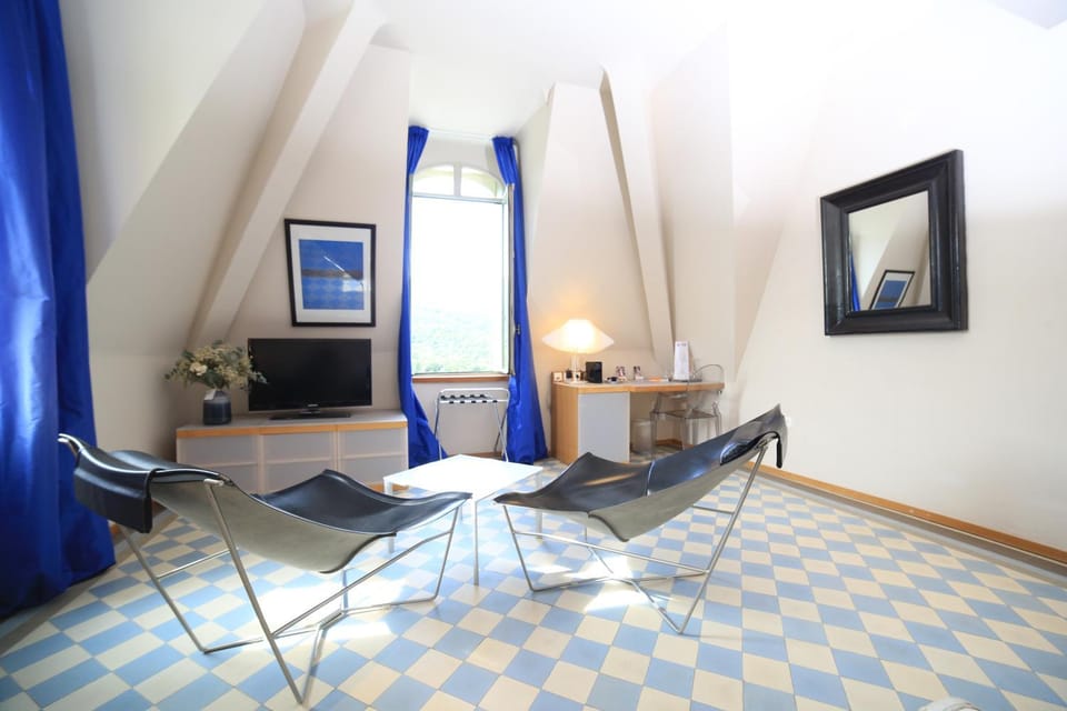 TV and multimedia, Living room, Seating area, Bedroom