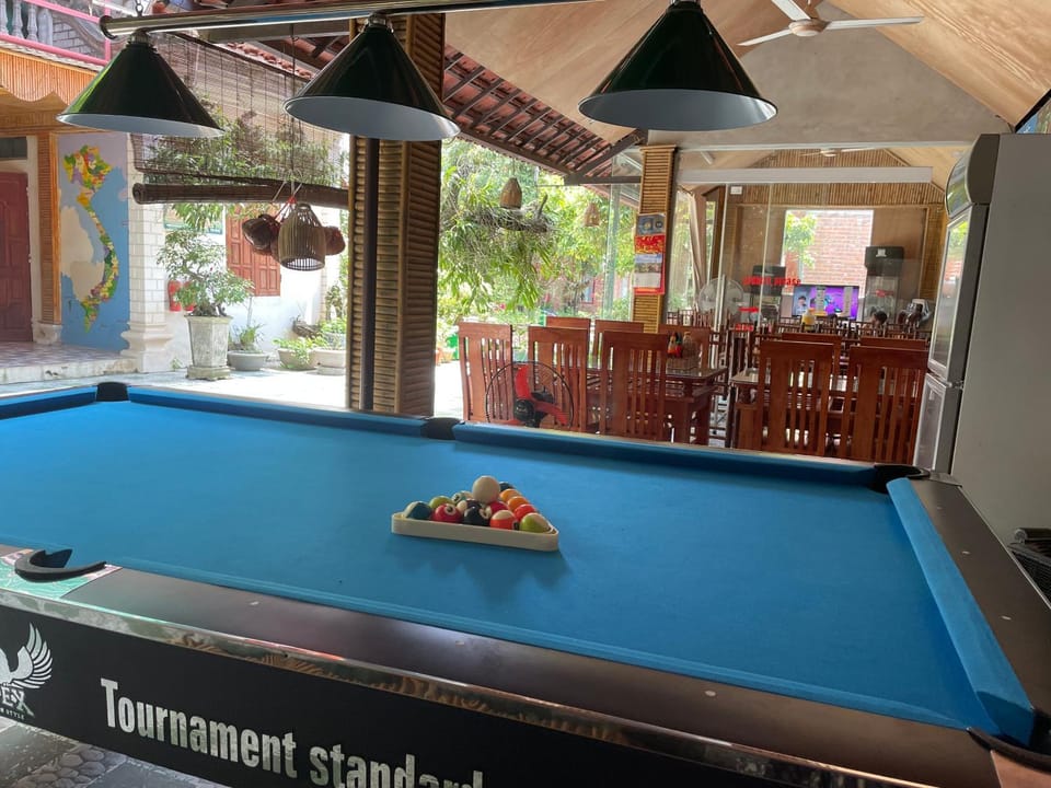 Restaurant/places to eat, Billiard, Game Room