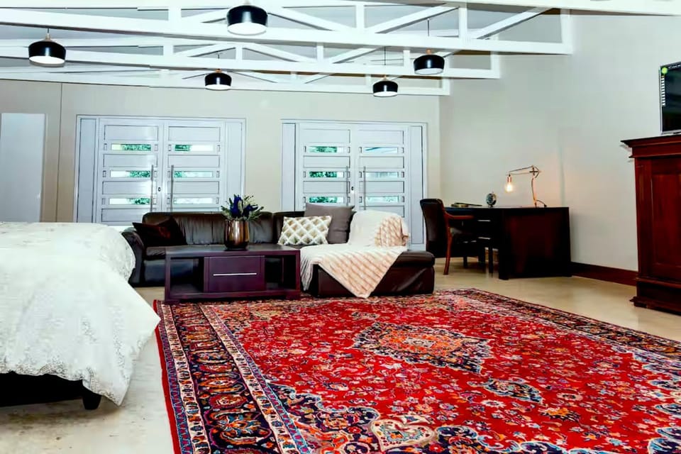 Communal lounge/ TV room, Bed, TV and multimedia, Lounge or bar, Seating area, Bedroom, wardrobe