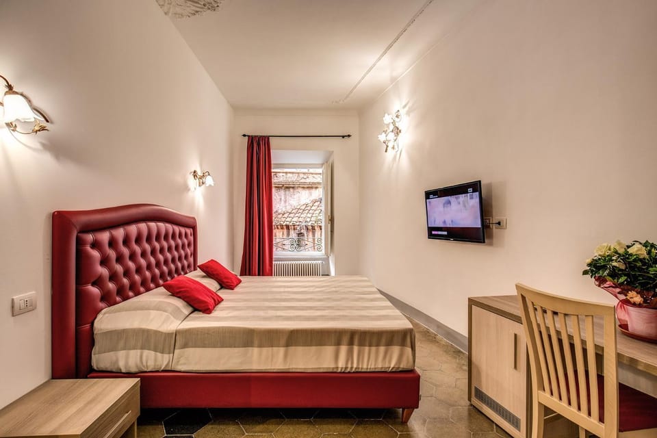 Bed, TV and multimedia, Photo of the whole room, Bedroom