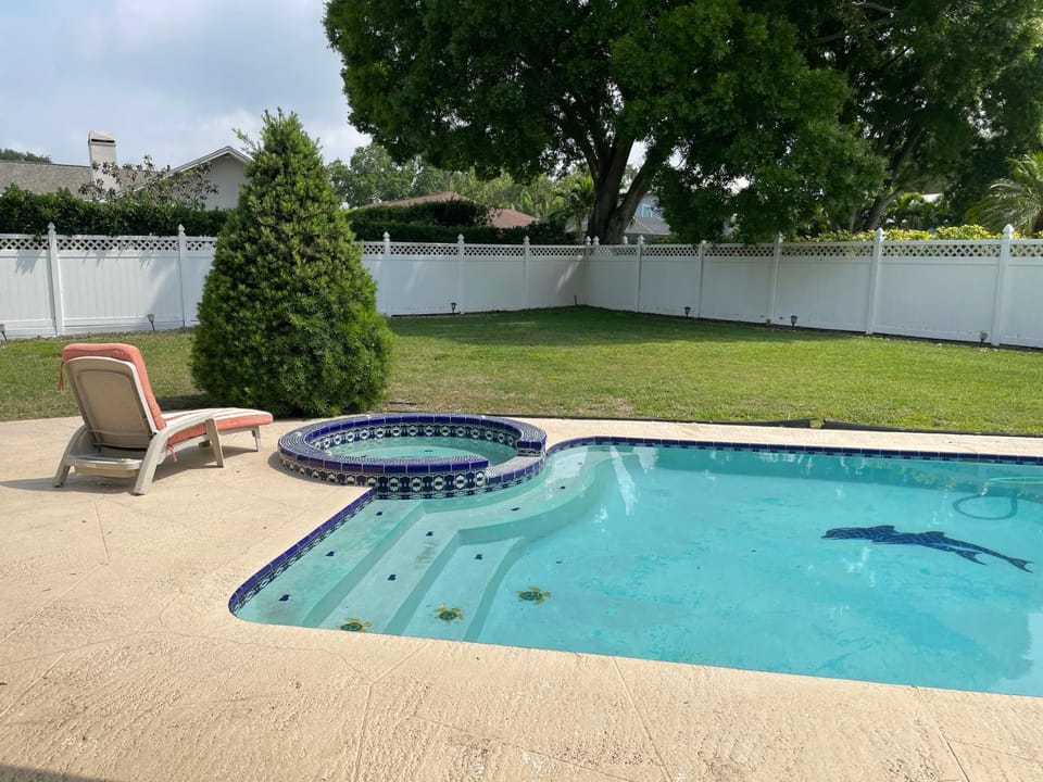 PRIVATE HOT TUB, POOL BBQ fenced retreat, a mile walk from beaches pet Friendly House in Indian Shores