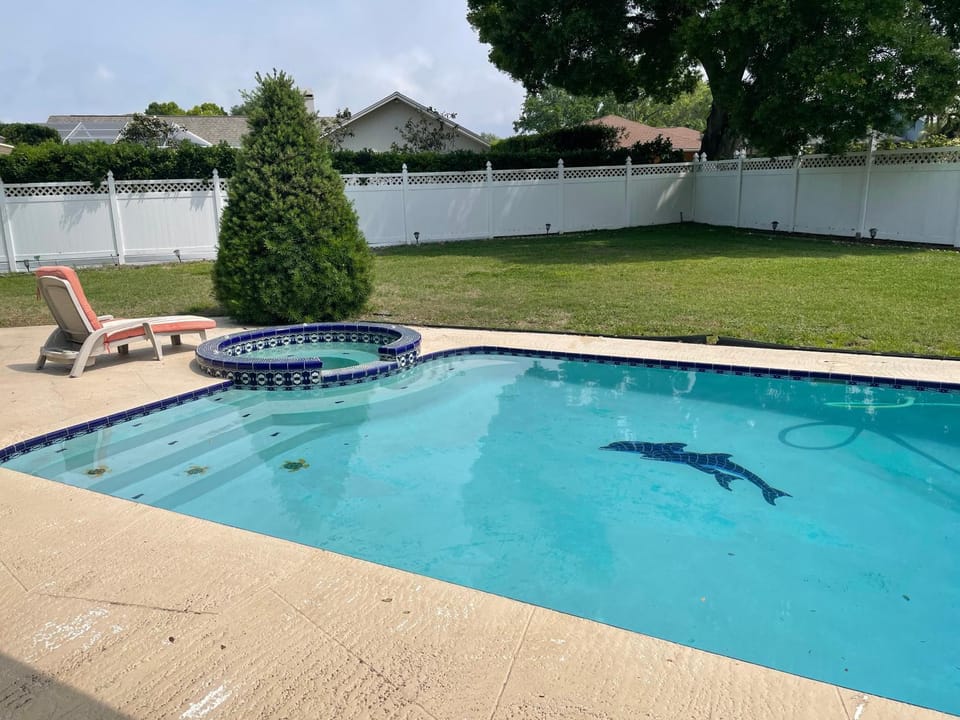PRIVATE HOT TUB, POOL BBQ fenced retreat, a mile walk from beaches pet Friendly House in Indian Shores