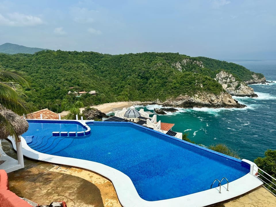 Bungalow frente a la playa estrene alberca nueva con increíble vista infinita al mar, 8 hermosas playas cercanas, terraza con cama de playa, espectacular vista al inmenso océano pacífico, 2 kayack disponibles, nómadas digitales Starlink WiFi 224 mbps Villa in State of Oaxaca