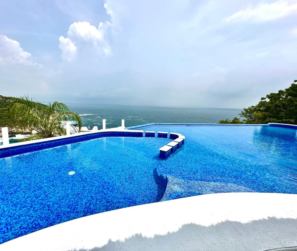 Bungalow frente a la playa estrene alberca nueva con increíble vista infinita al mar, 8 hermosas playas cercanas, terraza con cama de playa, espectacular vista al inmenso océano pacífico, 2 kayack disponibles, nómadas digitales Starlink WiFi 224 mbps Villa in State of Oaxaca