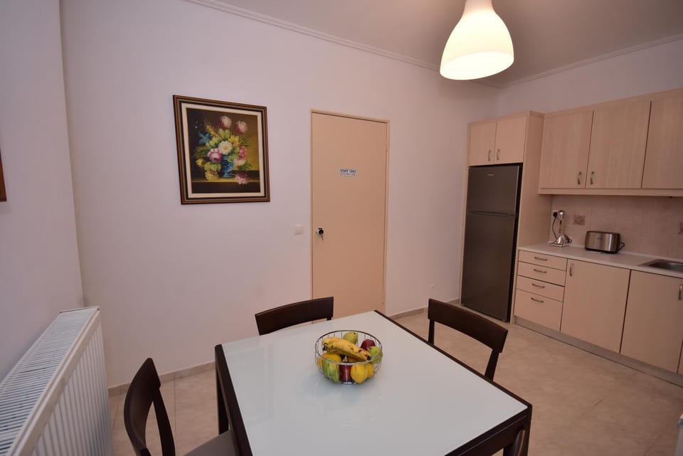 Coffee/tea facilities, Kitchen or kitchenette, Dining area