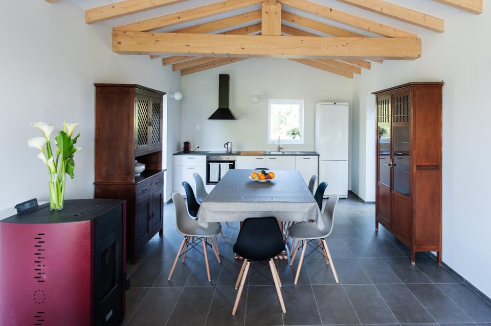 Kitchen or kitchenette, Dining area