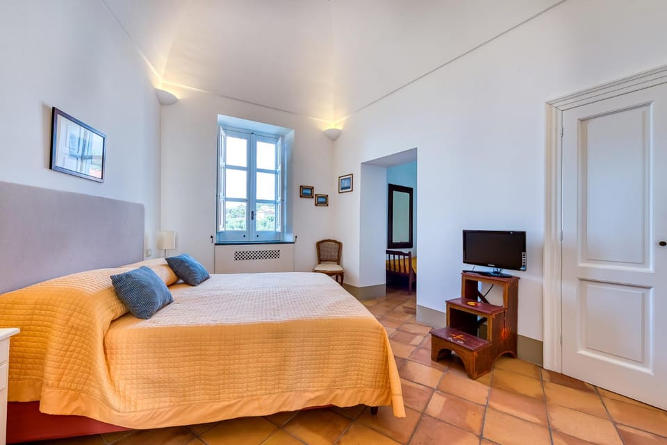 Bed, Photo of the whole room, Bedroom, hair dresser, wardrobe