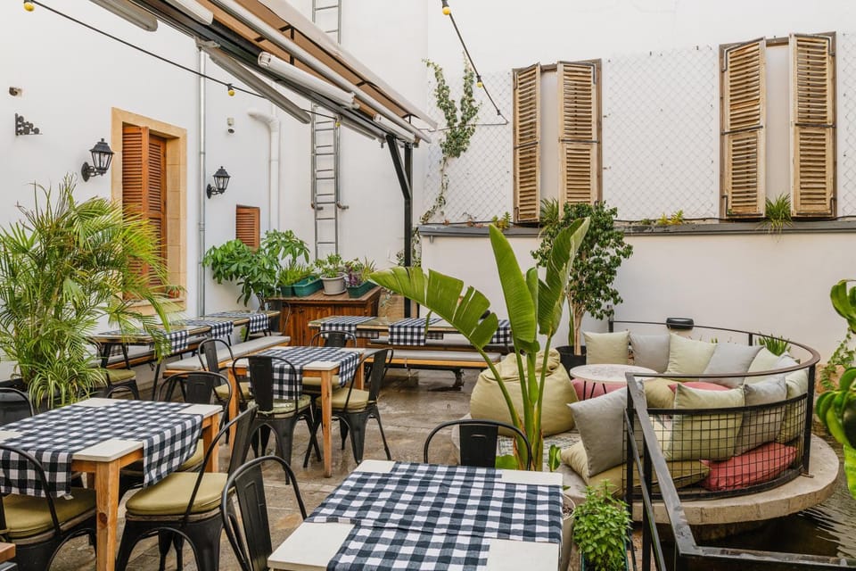 Restaurant/places to eat, Garden, Inner courtyard view