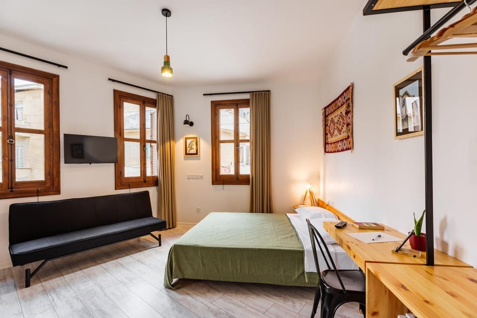 Bed, Photo of the whole room, Bedroom, Street view, Quiet street view