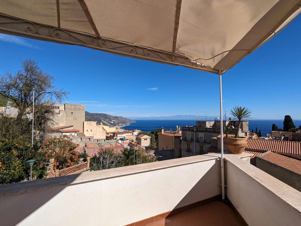 View (from property/room), Balcony/Terrace, City view, Sea view