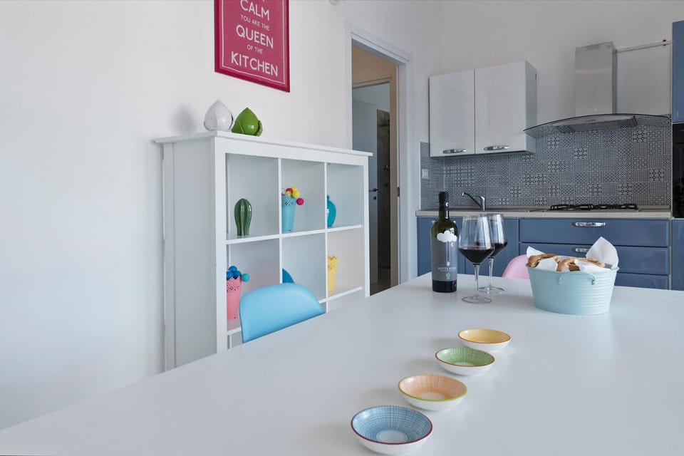 Kitchen or kitchenette, Living room, Decorative detail, Food, Drinks
