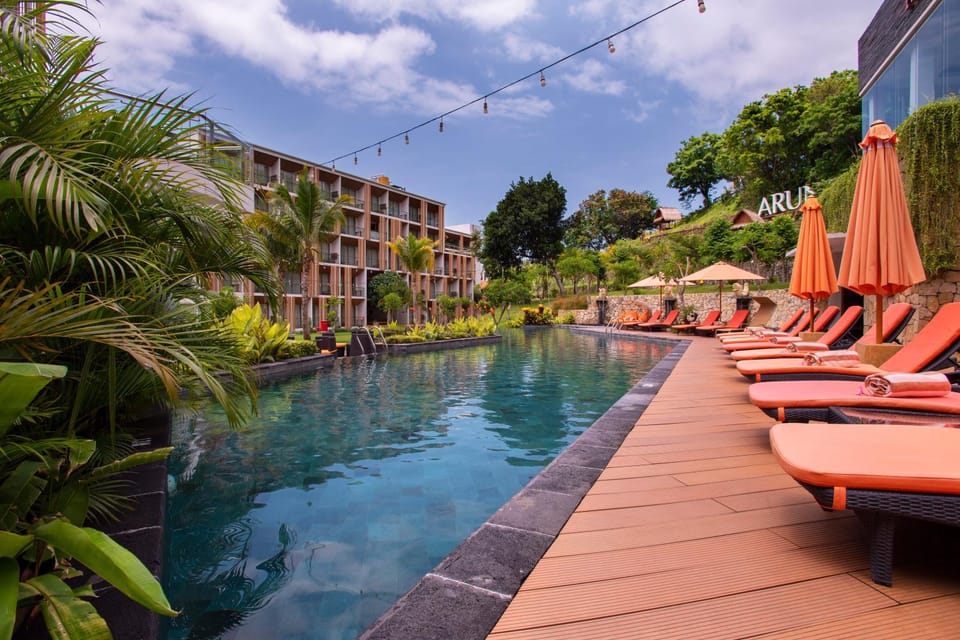Neighbourhood, Swimming pool