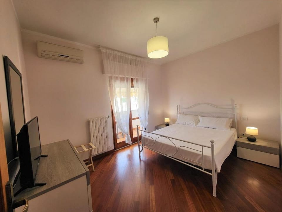 Bed, Photo of the whole room, Bedroom, air conditioner