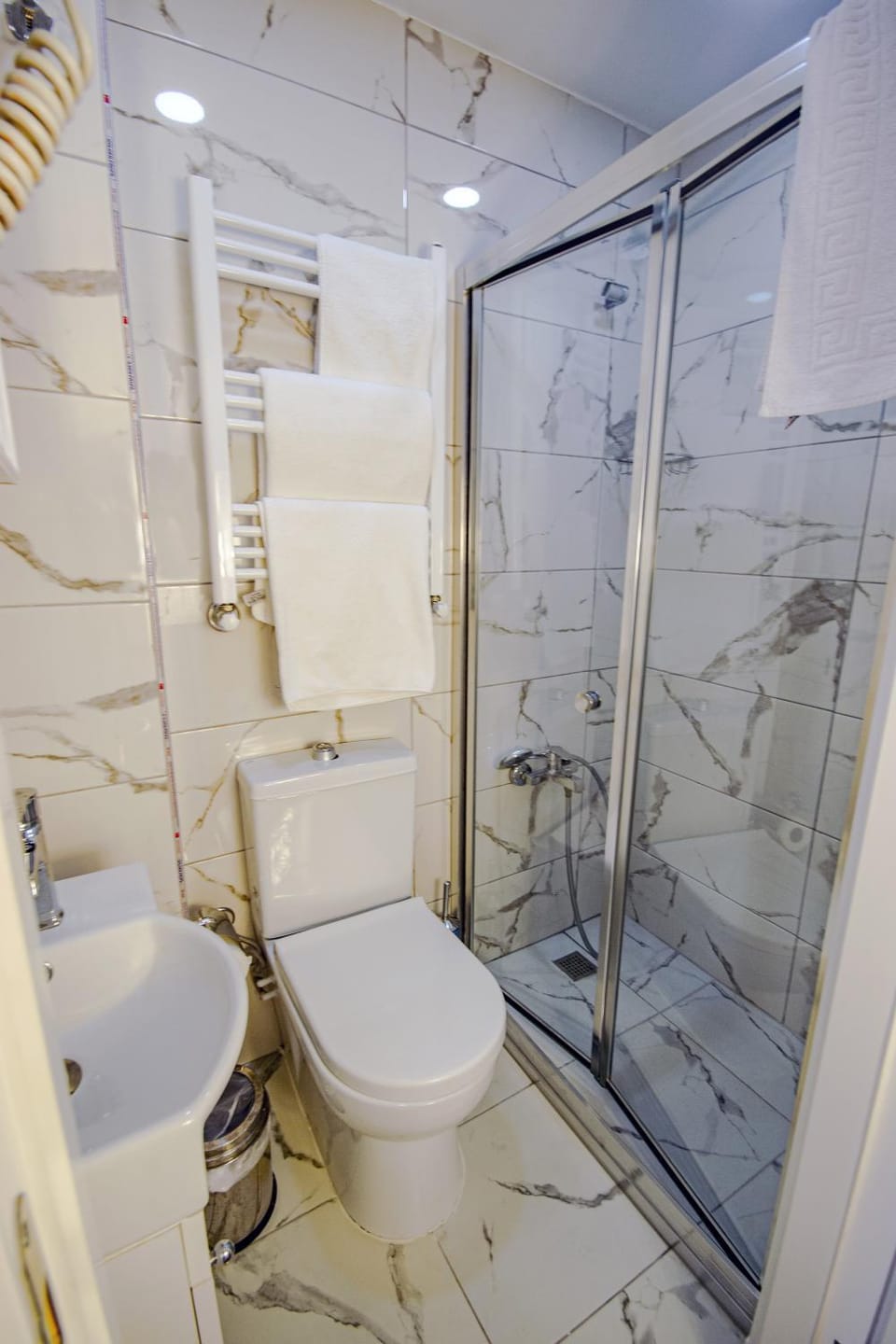 Shower, Toilet, Bathroom, towels