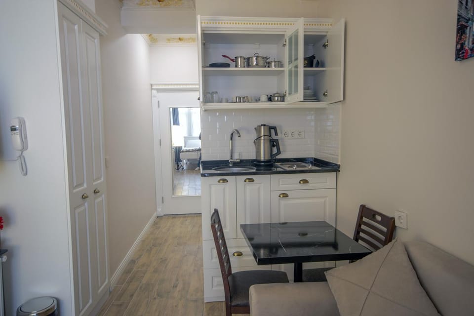 Kitchen or kitchenette, Dining area, stove