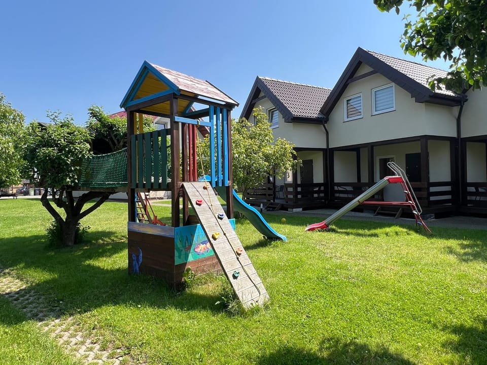 Property building, Communal lounge/ TV room, Day, Natural landscape, Children play ground, Garden, Evening entertainment, Garden view