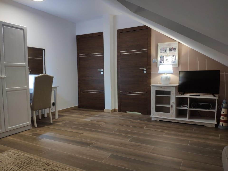 Bed, Living room, Seating area