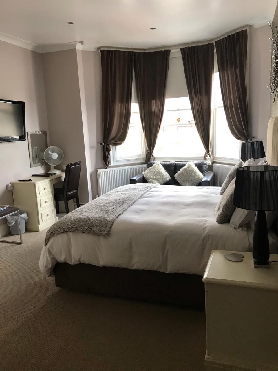 Bed, TV and multimedia, Photo of the whole room, Bedroom