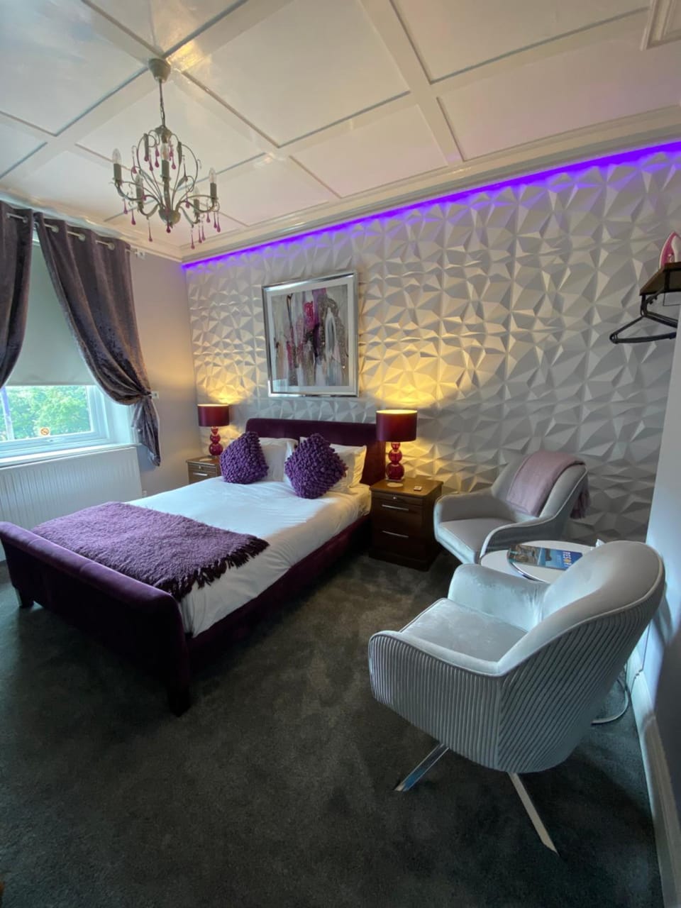 Bed, TV and multimedia, Photo of the whole room, Seating area, Bedroom