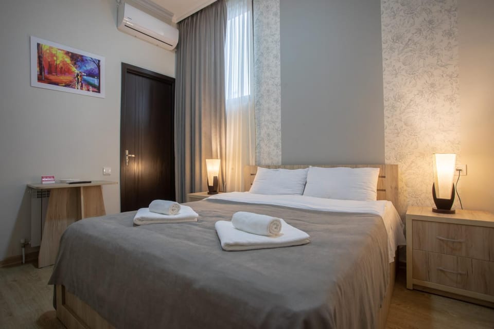 Bed, Bedroom, towels