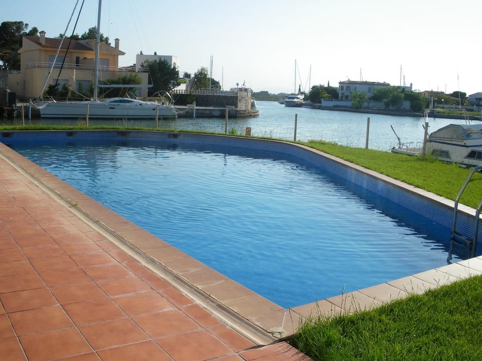 Swimming pool, Swimming pool