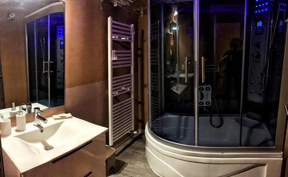 Shower, Hot Tub