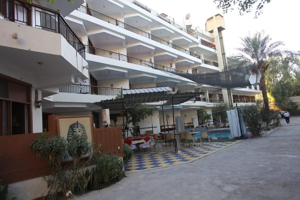 Rezeiky Hotel & Camp 您在盧克索的第二個家 Campground/ 
RV Resort in Luxor