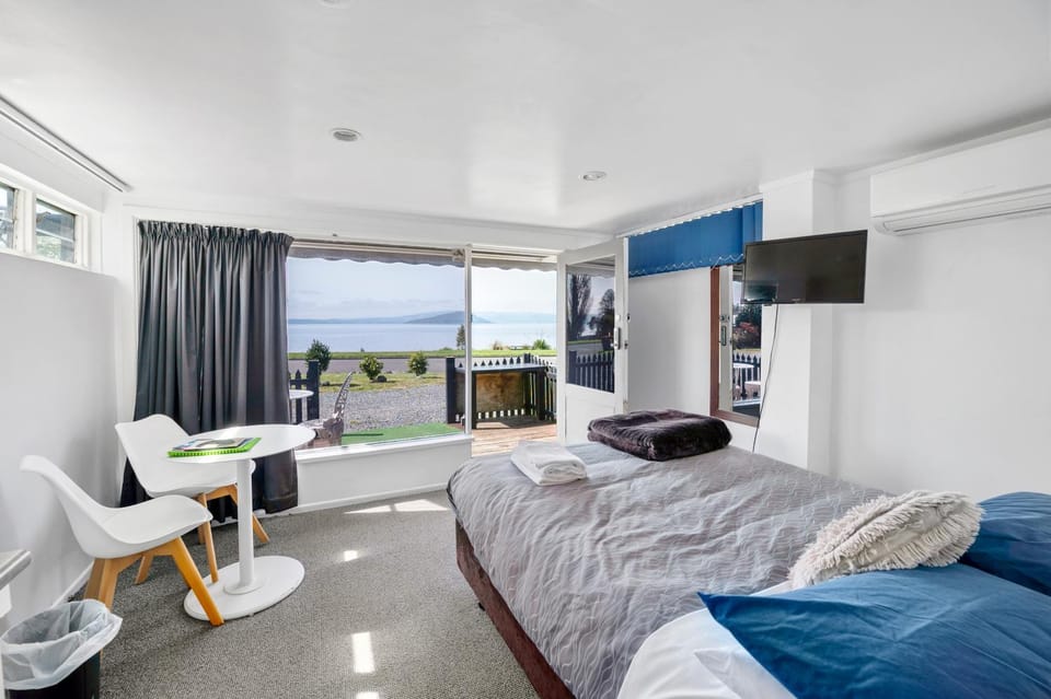 Bed, TV and multimedia, View (from property/room), Living room, Bedroom