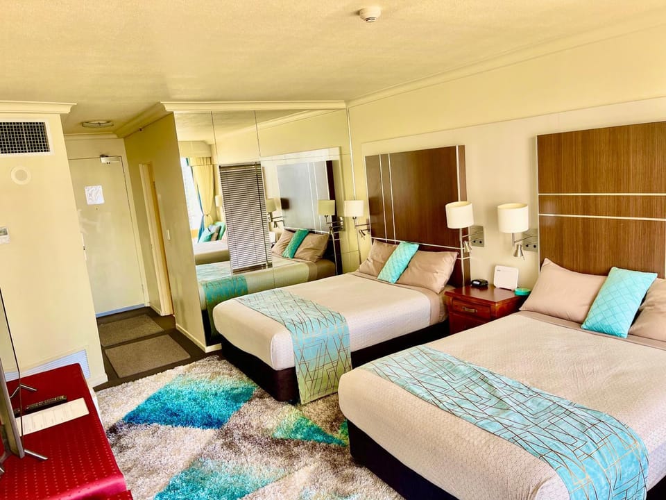 High Floor Ocean View at Surfers Paradise - Hotel Studio Apartment in Surfers Paradise Boulevard