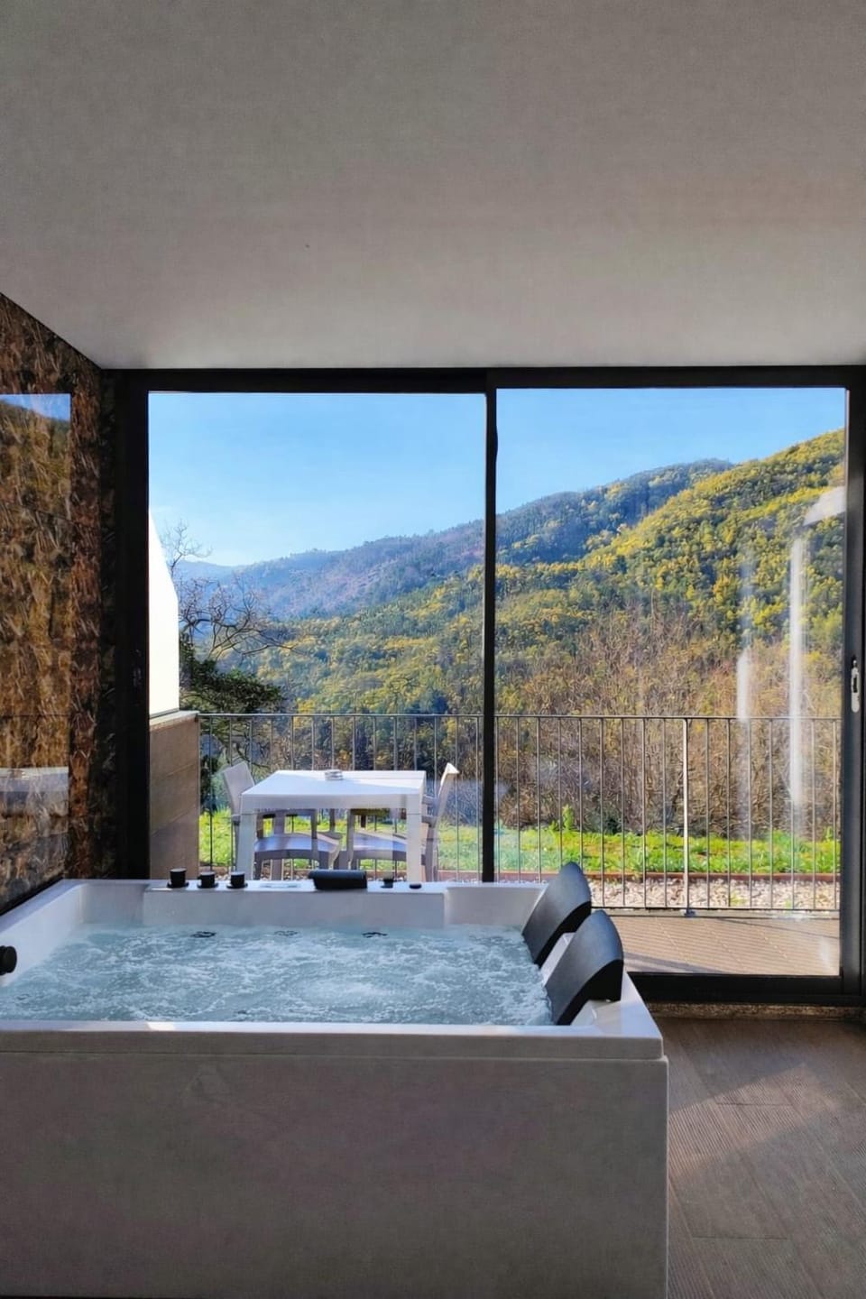 Balcony/Terrace, Bedroom, Mountain view