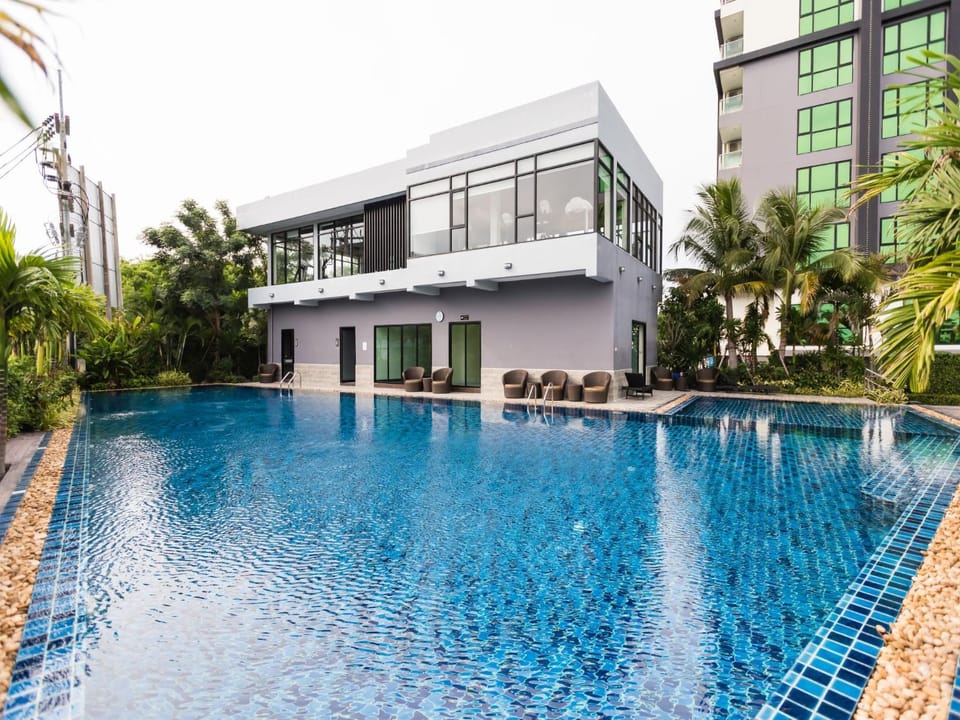 Property building, Swimming pool, sunbed