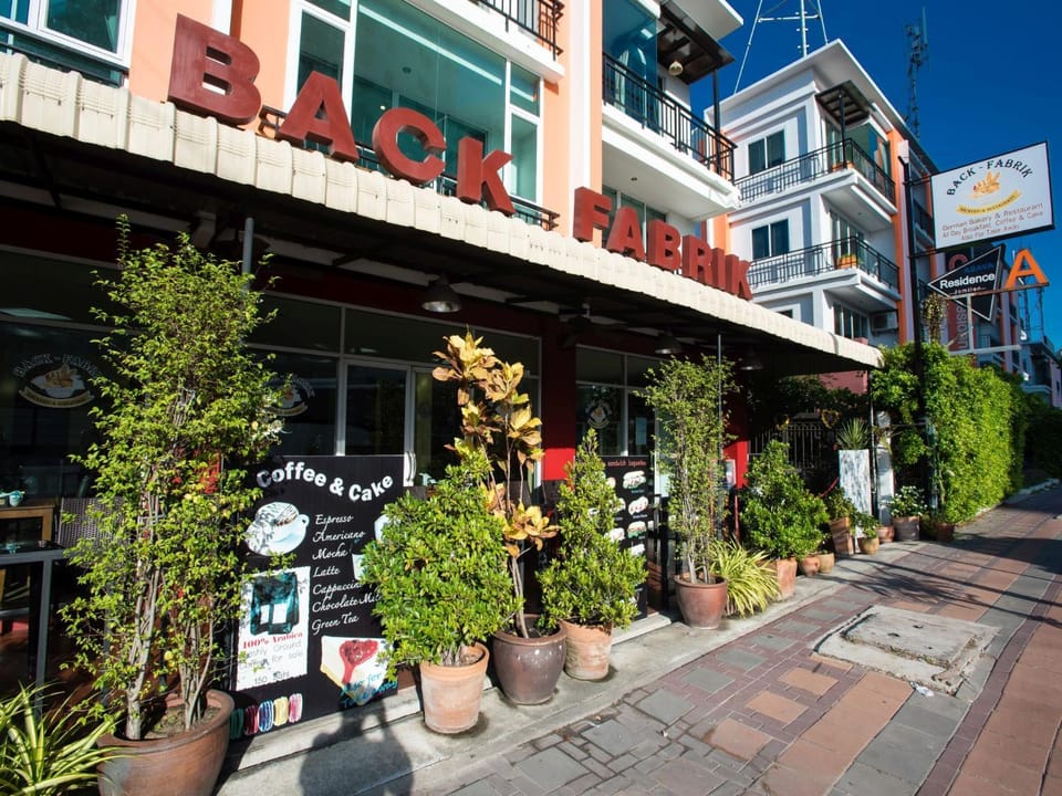 Restaurant/places to eat, Neighbourhood, Location