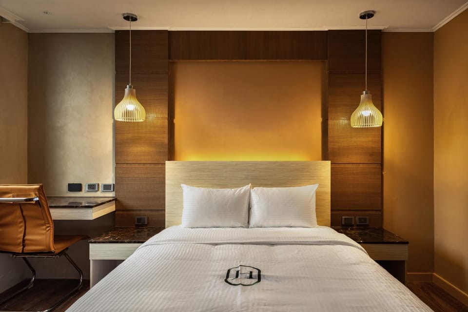 Photo of the whole room, Bedroom