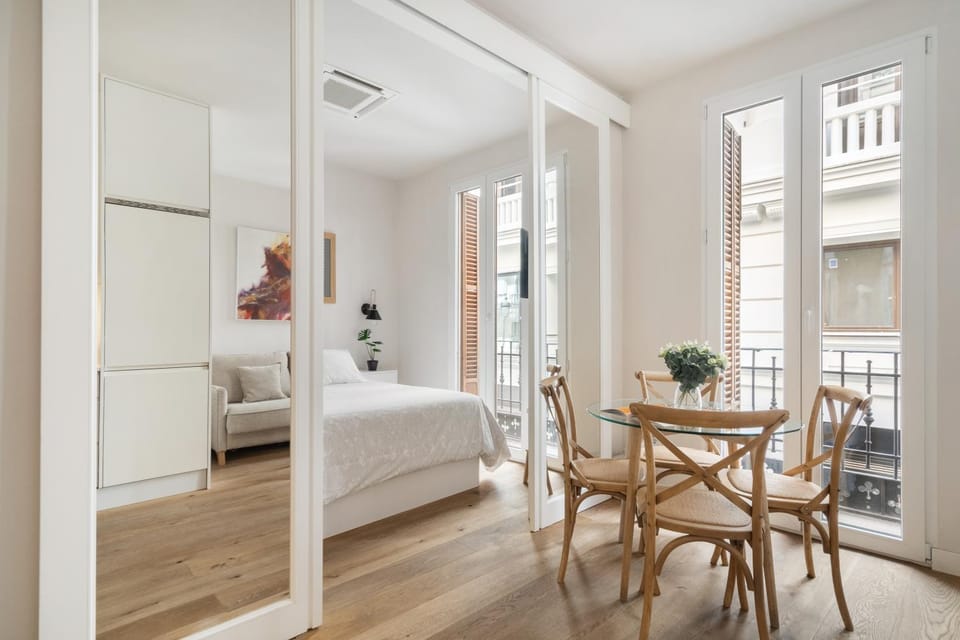 Bed, Dining area, Bedroom, air conditioner