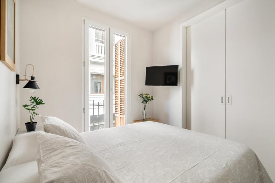 Bed, TV and multimedia, Photo of the whole room, Bedroom